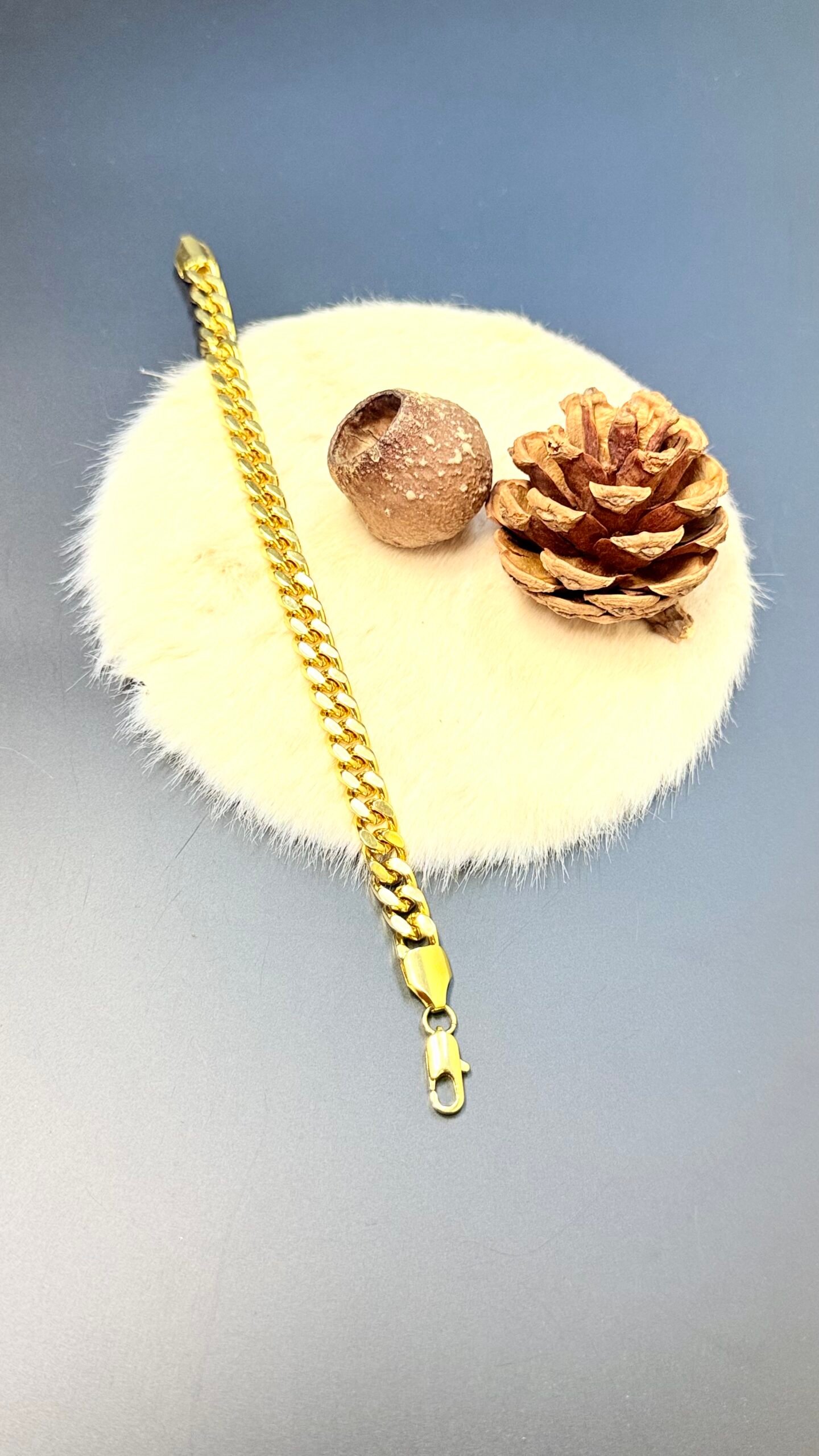 Royal Crest Chain Bracelet - Image 3