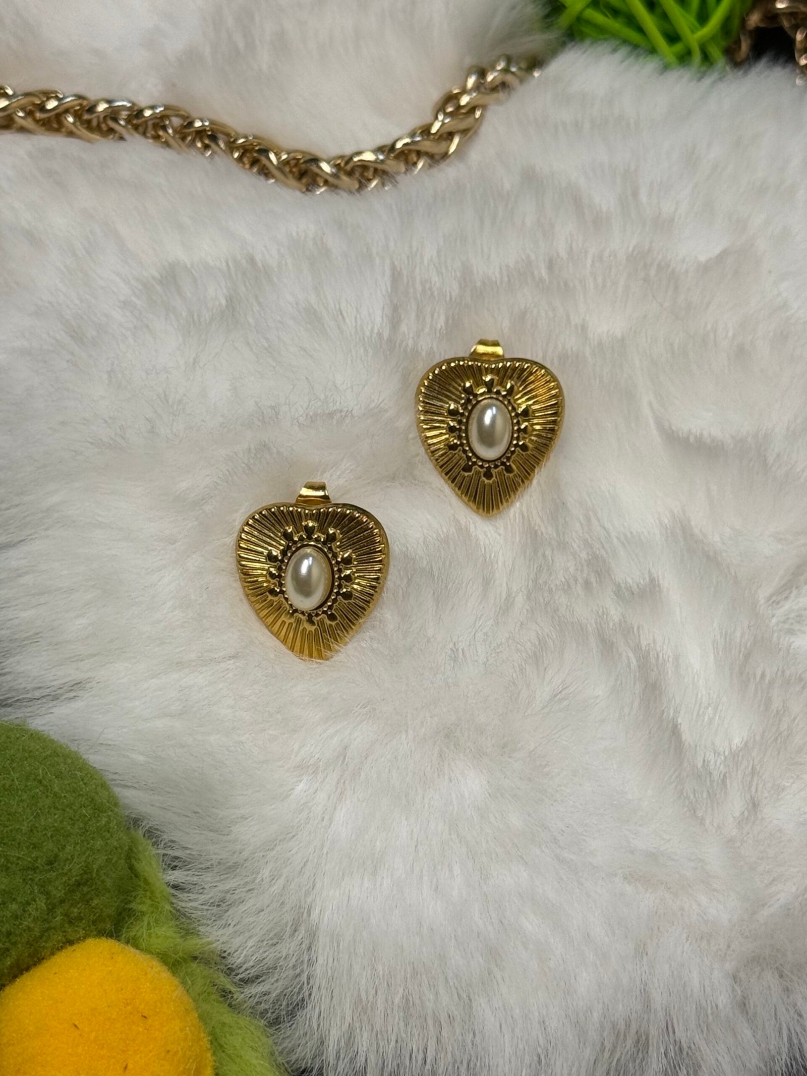 Jewelsta Vintage Amor Pearl Heart Studs